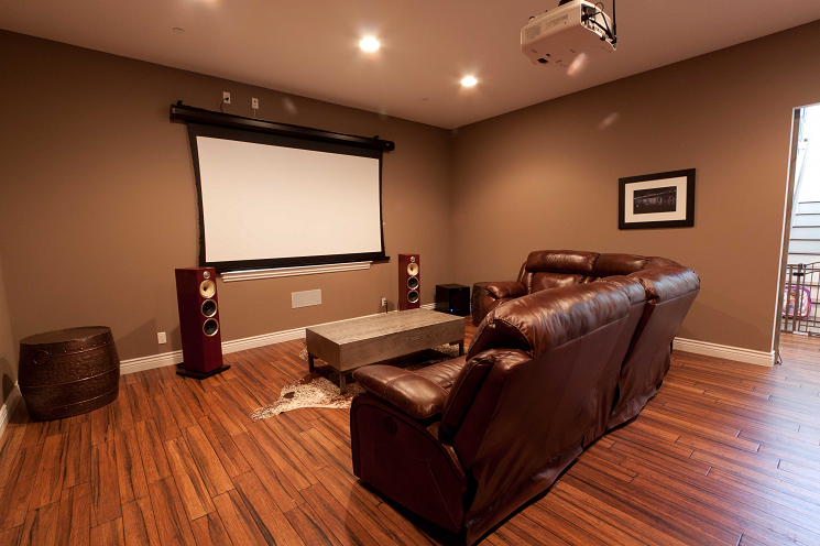 The Benefits of a Roll-Up Projector Screen for Your Home Cinema